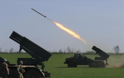 Oι Ρώσοι βομβαρδίζουν το Kharkiv με πυραύλους, πυροβολικό και αερομεταφερόμενες δυνάμεις