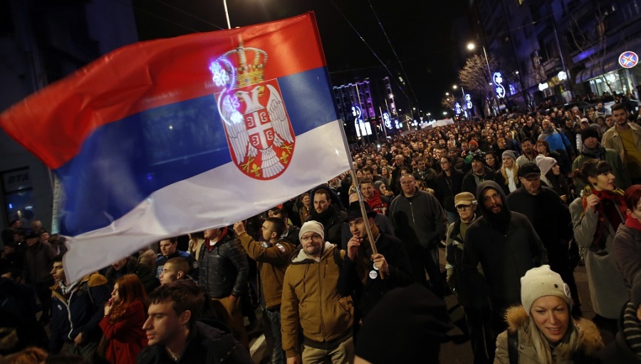 Σερβία: Τη Δημόσια Τηλεόραση κατέλαβαν διαδηλωτές και ηγέτες της αντιπολίτευσης - Ζητούν την παραίτηση Vucic