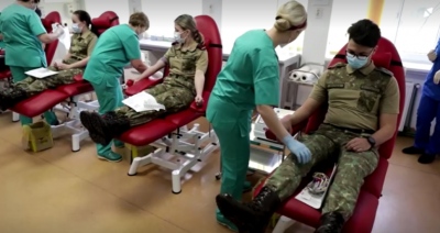 Ο ουκρανικός στρατός επιστρατεύει υποχρεωτικά γυναίκες γιατρούς και φαρμακοποιούς!