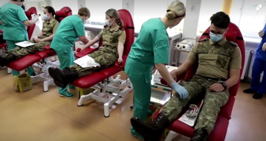 Ο ουκρανικός στρατός επιστρατεύει υποχρεωτικά γυναίκες γιατρούς και φαρμακοποιούς!