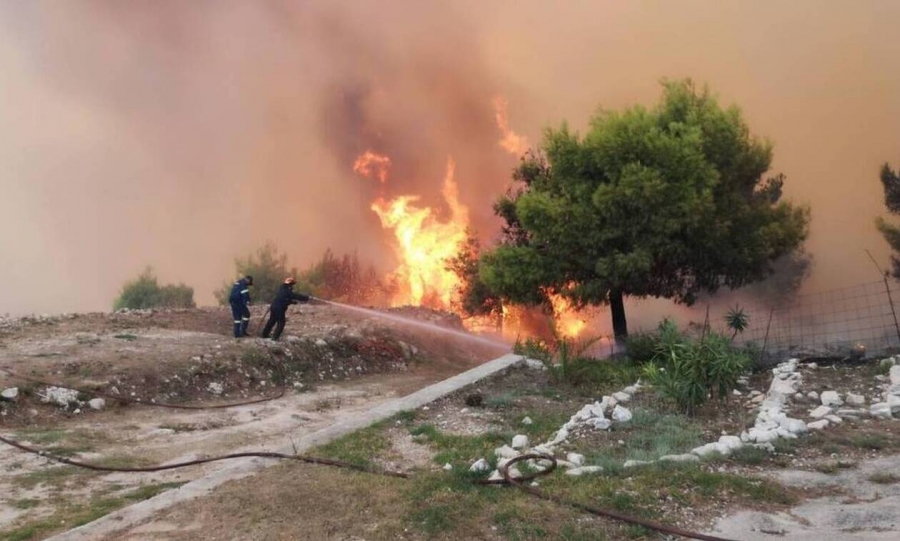 Ζάκυνθος: Σε ύφεση η πυρκαγιά σε κατοικημένη περιοχή στο Καλαμάκι