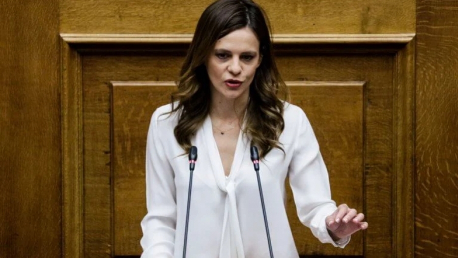Eφη Αχτσιόγλου: Με 13 ευρώ τον μήνα για βενζίνη δεν προστατεύεται κανείς