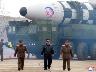 Η Β. Κορέα…προοδεύει: Ο Kim αποκάλυψε νέες, μικρότερες πυρηνικές κεφαλές