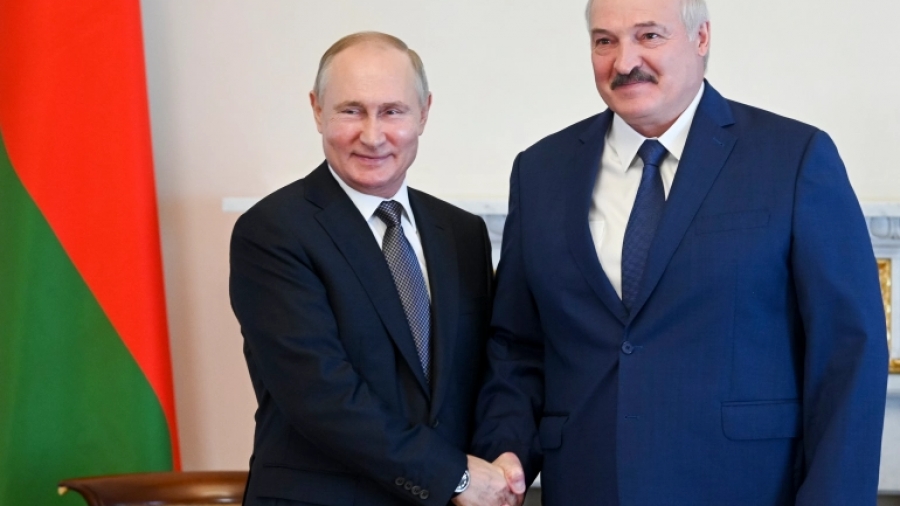 Το ασυνήθιστο δώρο του Lukashenko που δεν... άρεσε στον Putin για τα 70ά γενέθλια του