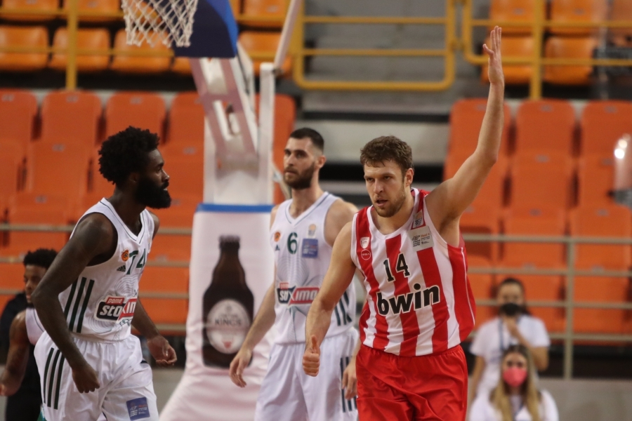 Φοβερή ανατροπή και «κούπα» για τον Ολυμπιακό (81-73) τον Παναθηναϊκό που έπαθε blackout στο 4ο δεκάλεπτο