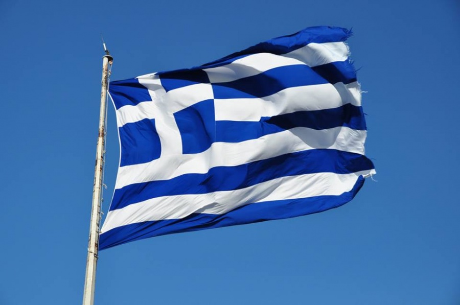 Δημοσκόπηση: Οι Έλληνες εμπιστεύονται περισσότερο την οικογένεια, τις Ένοπλες Δυνάμεις και την Εκκλησία