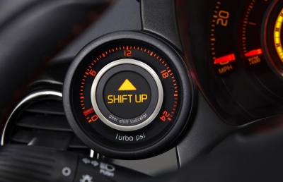 Ο δείκτης αλλαγής ταχύτητας: όταν η οικονομία καυσίμου κοστίζει τον κινητήρα