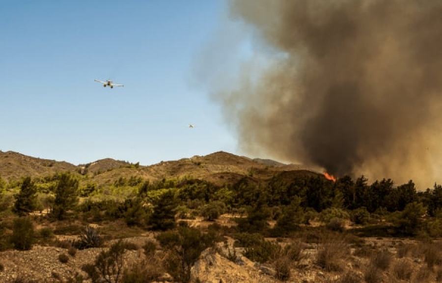 Φωτιά στη Μαγνησία: Κίνδυνος για έκρηξη, «έχει δεξαμενές προπανίου στα 20 μέτρα» φωνάζει ο Μπέος