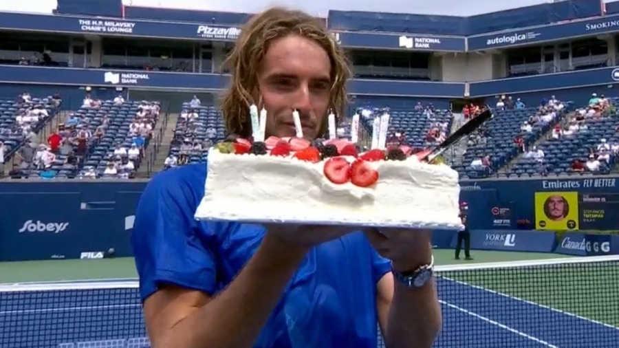 Στέφανος Τσιτσιπάς: Πρώτα νίκη, μετά τούρτα και ένα ολόκληρο γήπεδο να του εύχεται «χρόνια πολλά»