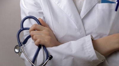 Δίωξη για δωροληψία στον γιατρό του Ιπποκράτειου νοσοκομείου που συνελήφθη για «φακελάκι»