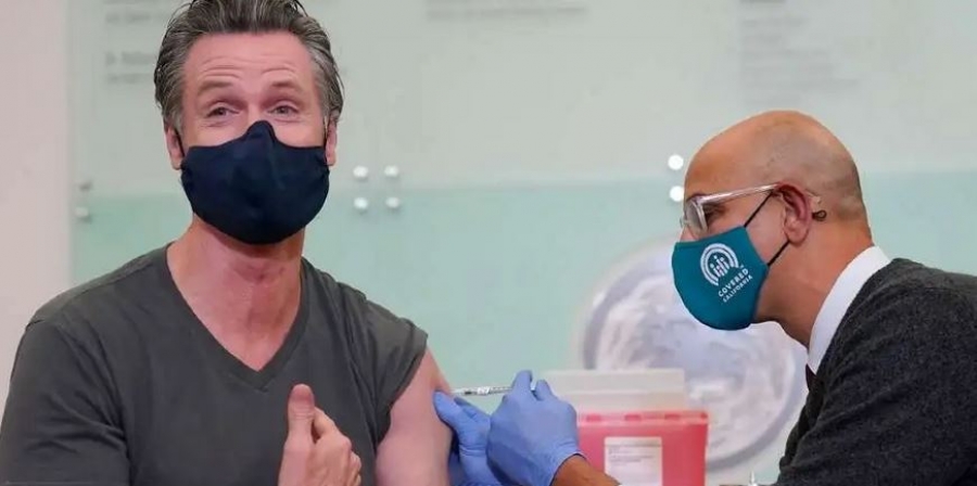 Θετικός στον Covid ο υπέρμαχος των εμβολίων και τετραπλά εμβολιασμένος κυβερνήτης της Καλιφόρνιας