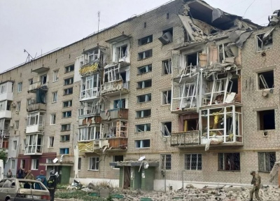 Οι Ουκρανοί βομβάρδισαν πολυώροφο κτίριο στο Tokmak – Δύο τραυματίες αλλά υπάρχουν φόβοι για νεκρούς