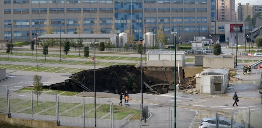 Ιταλία: Υποχώρησε το έδαφος σε νοσοκομείο, δημιουργώντας τρύπα βάθους 20 μέτρων - Εκκενώθηκε δομή Covid 19