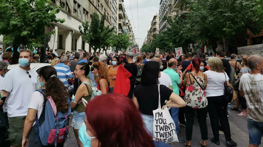 Διαμαρτυρία υγειονομικών έξω από το υπουργείο Υγείας: «Κανένας εκτός δουλειάς»