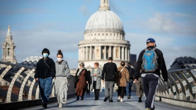 Βρετανία: Προειδοποιεί κατά του εμβολιαστικού εθνικισμού μετά τις απειλές της ΕΕ