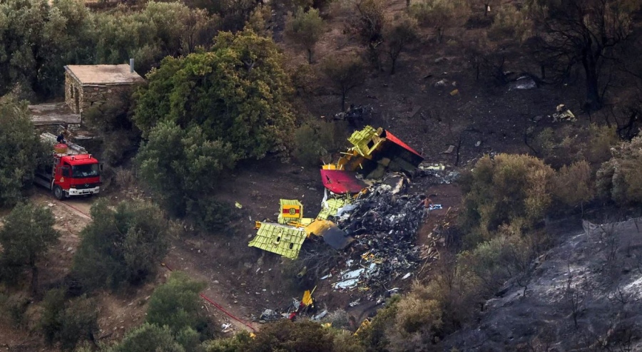 Εθνική τραγωδία με 3 νεκρούς, έρευνα για τo Canadair - Κατάσταση έκτακτης ανάγκης στη Ρόδο, φωτιές σε Βελεστίνο, Λαμία