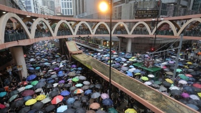 Τεράστια και ειρηνική διαδήλωση στο Χονγκ Κονγκ, παρά την καταρρακτώδη βροχή