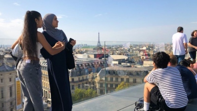 Σάλος στη Γαλλία - Γυναίκες εμφανίστηκαν με χιτζάμπ στο Κοινοβούλιο