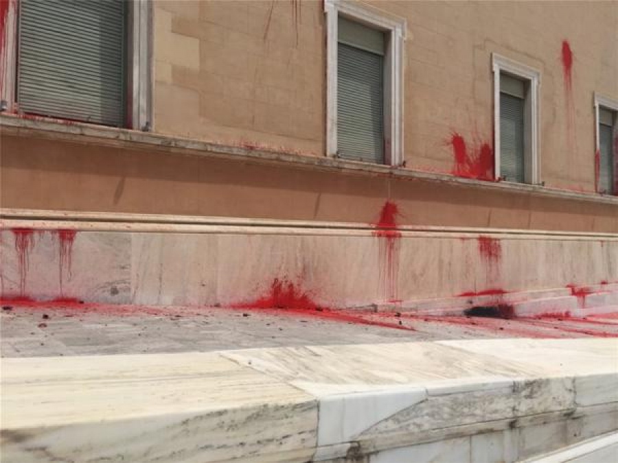 Την επίθεση του Ρουβίκωνα στη Βουλή καταδικάζουν τα κόμματα της αντιπολίτευσης - «Ανίκανη η κυβέρνηση»