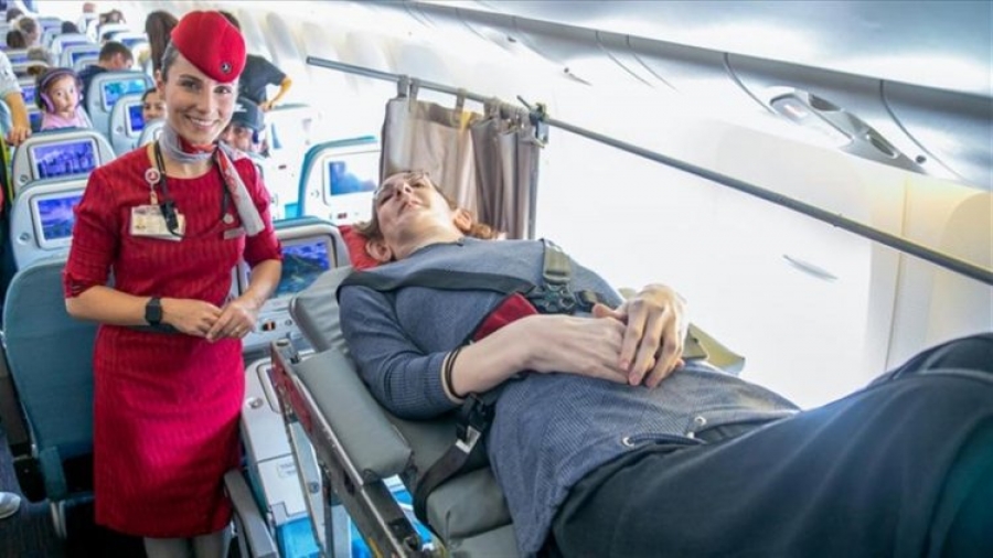 Η ψηλότερη γυναίκα στον κόσμο πέταξε για πρώτη φορά με αεροπλάνο - Η Turkish Airlines αφαίρεσε έξι θέσεις για να χωρέσει