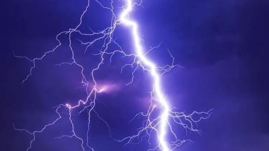 Δύο πυρκαγιές στην  Άνδρο από κεραυνούς –  Υπό μερικό έλεγχο φωτιά στην Καμπιά Χίου