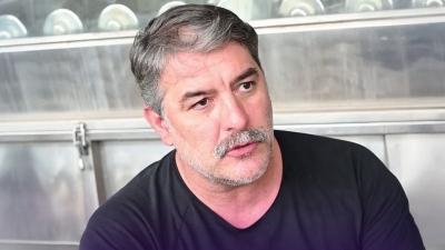 Περιπέτεια για  Μπισμπίκη - Βρέθηκε στο αστυνομικό τμήμα για φθορές σε αυτοκίνητα στη Φιλοθέη