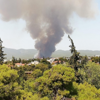 Ανεξέλεγκτη η φωτιά στη Βαρυμπόμπη - Εκκενώνεται η περιοχή, μηνύματα από το 112  -  Έκλεισε η Εθνική Οδός