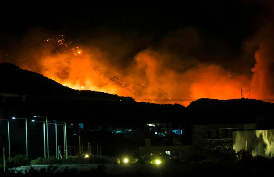 Σκηνές Αποκάλυψης στην Ιεράπετρα: Καίγονται σπίτια – Νέο μήνυμα από το 112 – Με σκάφη απομακρύνθηκε ο κόσμος