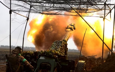 Οι Ουκρανοί χτύπησαν δεξαμενή πετρελαίου στο Lugansk – Ξέσπασε τεράστια φωτιά, ένας νεκρός και έξι τραυματίες