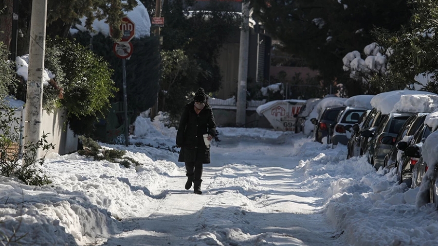 Αγία Παρασκευή: Παραμένει πυκνό το χιόνι στα στενά, αδύνατη η διέλευση των οχημάτων