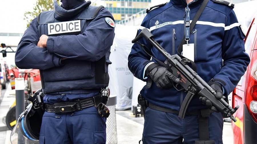 Νέος συναγερμός στη Γαλλία: Νεκρός άνδρας που επιτέθηκε σε αστυνομικούς στην Αβινιόν