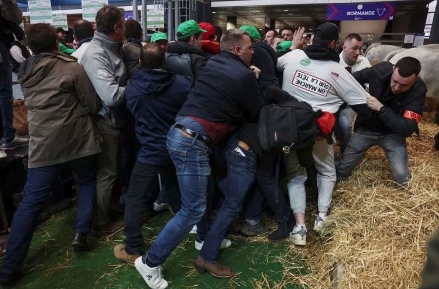 Εξαγριωμένοι Γάλλοι διαδηλωτές εισέβαλαν στην Αγροτική Έκθεση του Παρισιού για να μιλήσουν με τον Macron