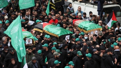 Λίβανος: Εκατοντάδες άνθρωποι στην κηδεία του Saleh al-Arouri - Καλούν τη Hamas σε εκδίκηση