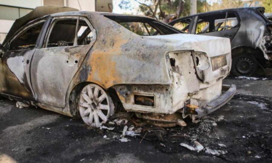 Νέες εμπρηστικές επιθέσεις – Κάηκαν ολοσχερώς δύο αυτοκίνητα στην Πετρούπολη
