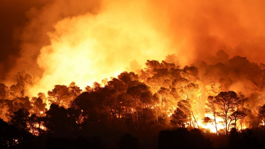 Βόμβα στη Γαλλία: Ο Philippot (Πατριώτες) συνδέει τις πυρκαγιές με τον πόλεμο στην Ουκρανία
