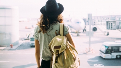 Ποιες χώρες της ΕΕ χαλαρώνουν τους ταξιδιωτικούς περιορισμούς παρά τα υψηλά κρούσματα COVID-19