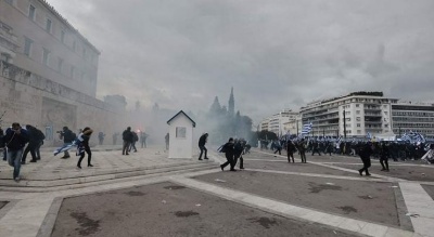 Επεισόδια με τραυματίες στο Σύνταγμα από ακροαριστερά στοιχεία και αντιεξουσιαστές