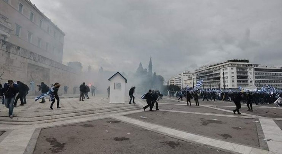Επεισόδια με τραυματίες στο Σύνταγμα από ακροαριστερά στοιχεία και αντιεξουσιαστές