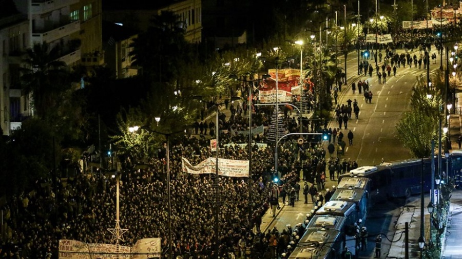Προπηλακισμοί σε βάρος στελεχών του ΣΥΡΙΖΑ έξω από την αμερικανική πρεσβεία