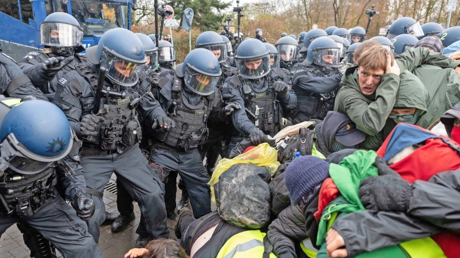 Ιδού η πραγματική αριστερή ανεκτικότητα - Επίθεση ακροαριστερών διαδηλωτών σε δημοσιογράφο στη Γερμανία