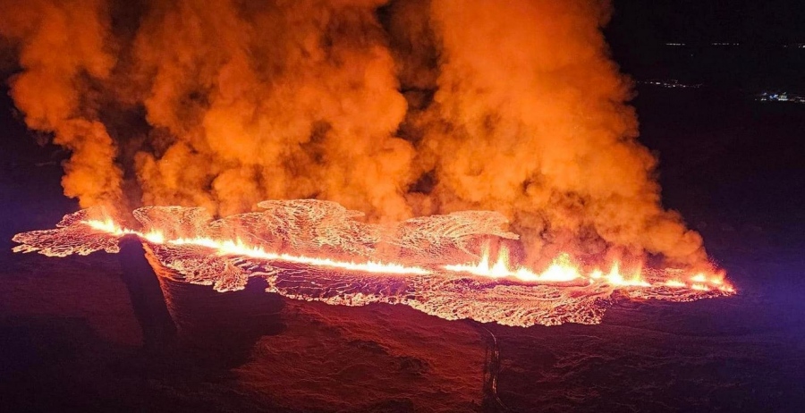 Δέος στην Ισλανδία – Η λάβα από το ηφαίστειο που εξερράγη έφτασε στην πόλη Grindavik και καίει σπίτια