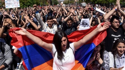 Έκρυθμη η κατάσταση στην Αρμενία – Χιλιάδες διαδηλωτές ζητούν την παραίτηση του πρωθυπουργού Pashinyan