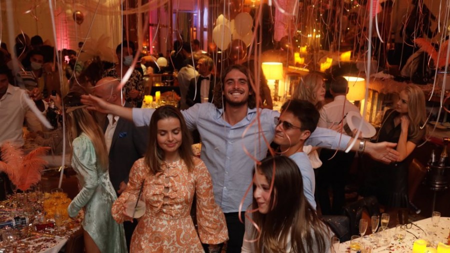 Τι μήνυμα έστειλαν οι «επώνυμοι» και ο Τσιτσιπάς για να... γλεντήσουν στο Dubai;