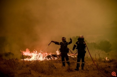 Mαίνεται η φωτιά στα Βίλια - Μάχη για μην επεκταθεί στον κάμπο των Μεγάρων - Δεν κινδυνεύουν οικισμοί