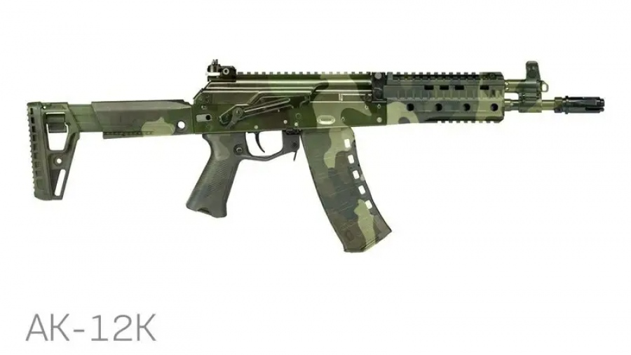 «Για μονάδες εφόδου»: Η Kalashnikov παρέδωσε για πρώτη φορά στα στρατεύματα παρτίδα καμουφλαρισμένων AK-12K