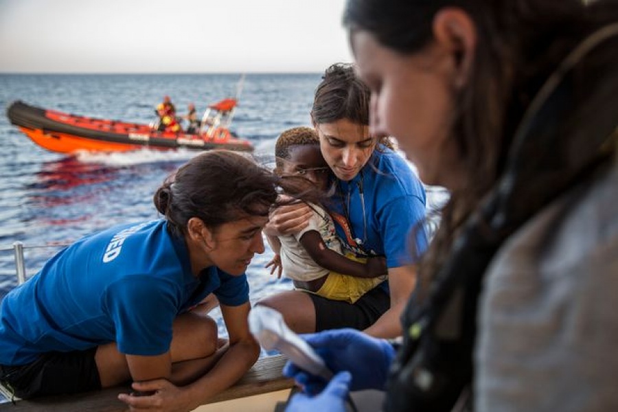 Ιταλία: Στο λιμάνι της Λαμπεντούζα οι διασωθέντες μετανάστες του πλοίου «Alex»