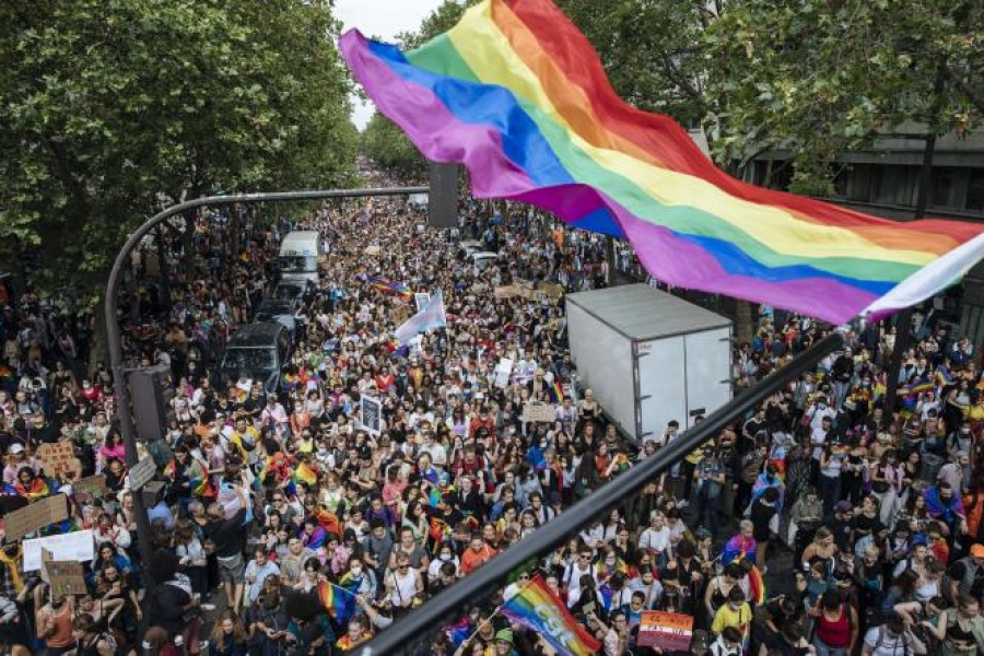 Γαλλία: Πορεία της κοινότητας ΛΟΑΤΚΙ στο Παρίσι με το βλέμμα στην Ουγγαρία
