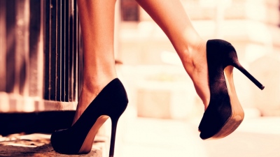 Πώς τα παπούτσια καταστρέφουν την πλάτη - Τακούνια και επίπεδες σόλες ο μεγαλύτερος εχθρός