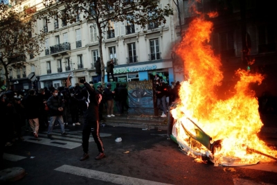 Επεισόδια στο Παρίσι – Διαμαρτυρία για την επανεκλογή Macron, χημικά από την αστυνομία