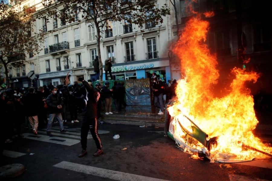 Επεισόδια στο Παρίσι – Διαμαρτυρία για την επανεκλογή Macron, χημικά από την αστυνομία